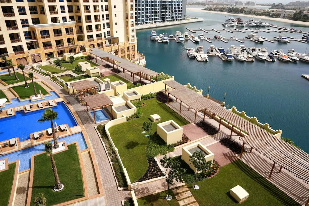 Дубай: Modern and Airy 2BR in Palm Jumeirah