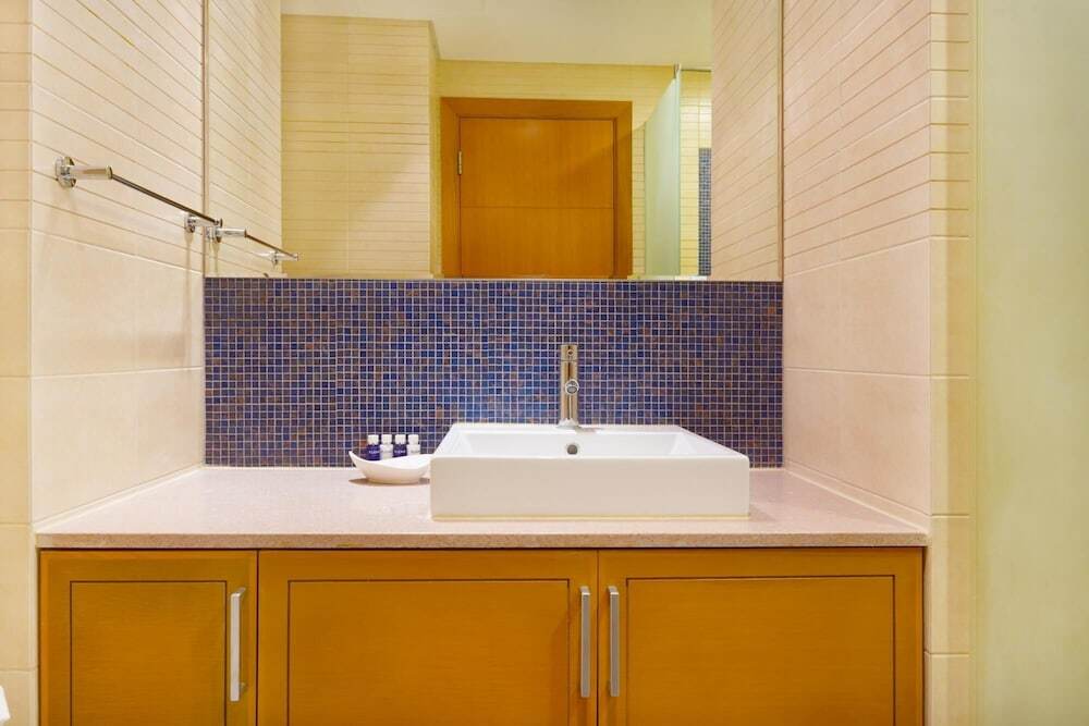Дубай: Modern and Airy 2BR in Palm Jumeirah
