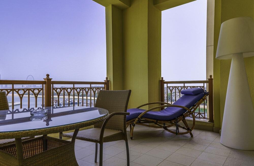 Дубай: Modern and Airy 2BR in Palm Jumeirah