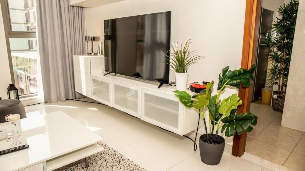 Дубай: Spacious One-bedroom Apartment at Al-jaddaf