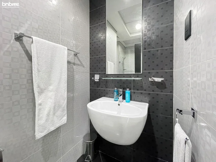 Дубай: Elegant Studio Golf Course View Bnbmehomes