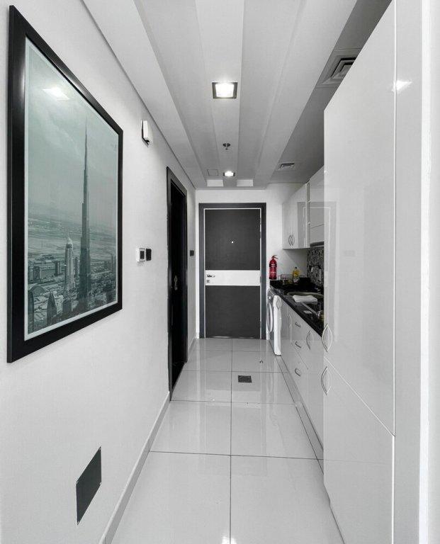 Дубай: Elegant Studio Golf Course View Bnbmehomes
