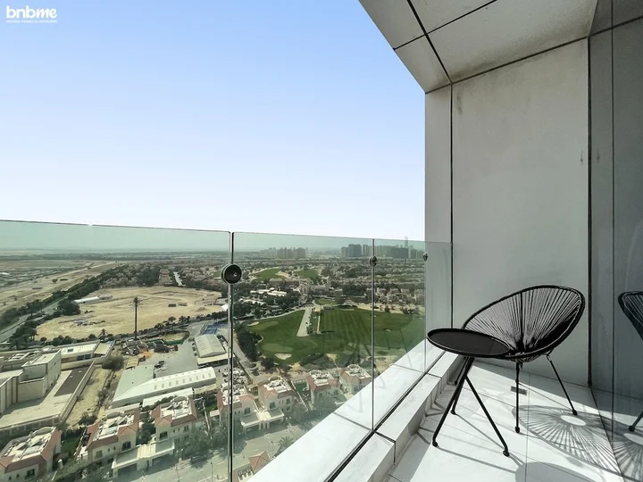 Дубай: Elegant Studio Golf Course View Bnbmehomes