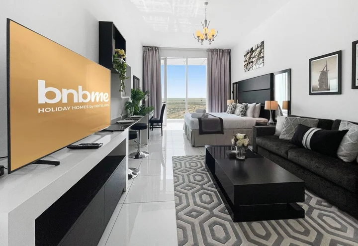 Дубай: Elegant Studio Golf Course View Bnbmehomes