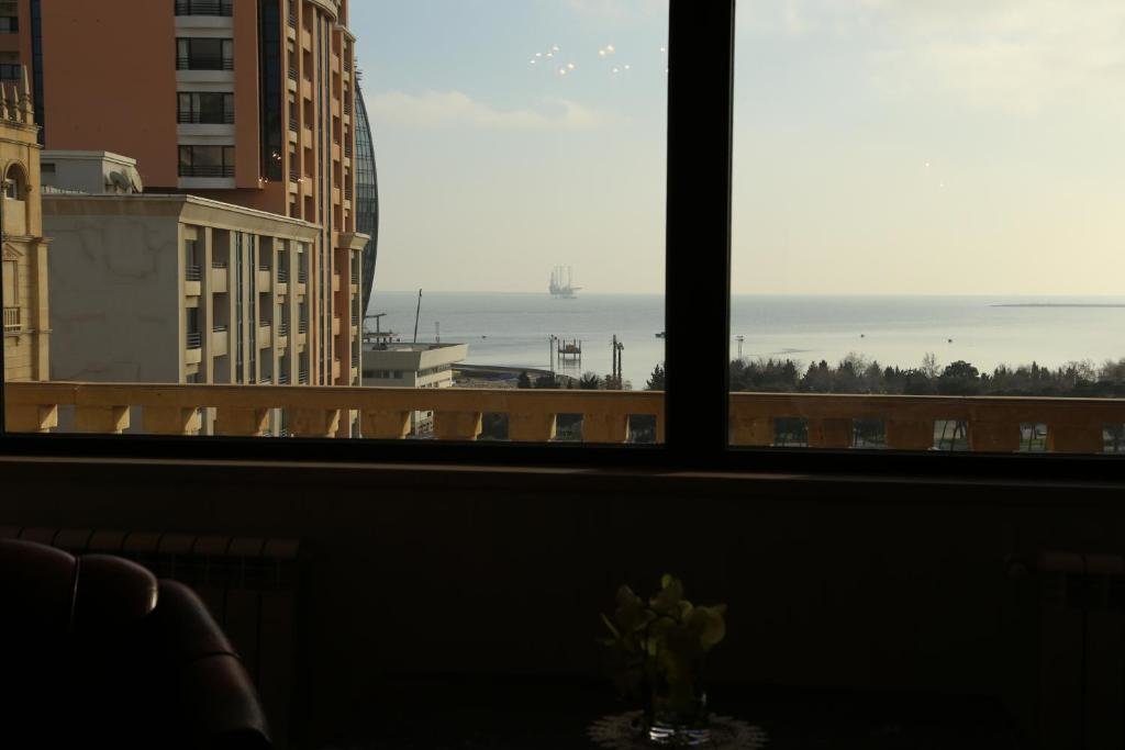 Баку: Sea view apart becide Hilton
