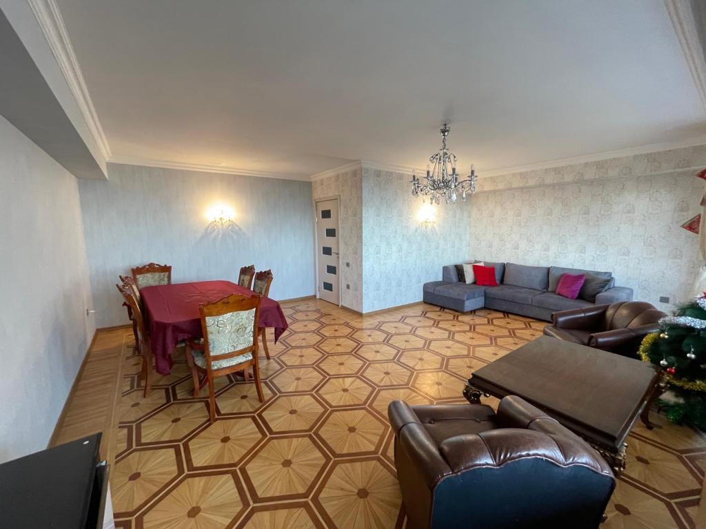 Баку: Sea view apart becide Hilton