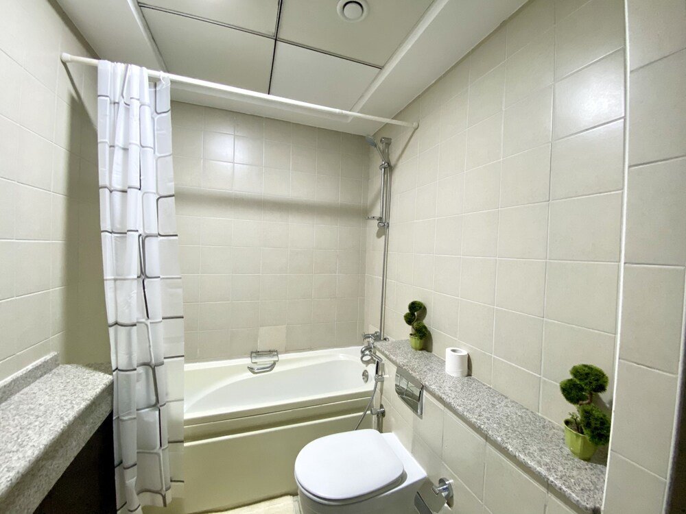 Дубай: Luxury 2BR Apartment with partial Marina views