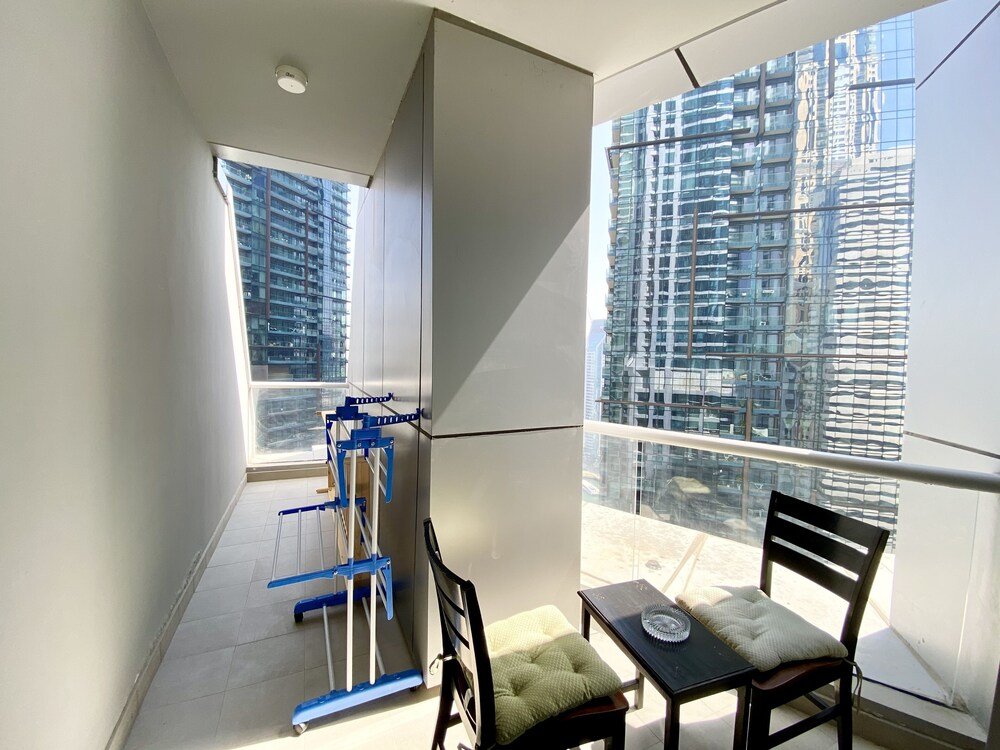Дубай: Luxury 2BR Apartment with partial Marina views
