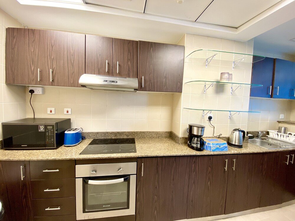 Дубай: Luxury 2BR Apartment with partial Marina views
