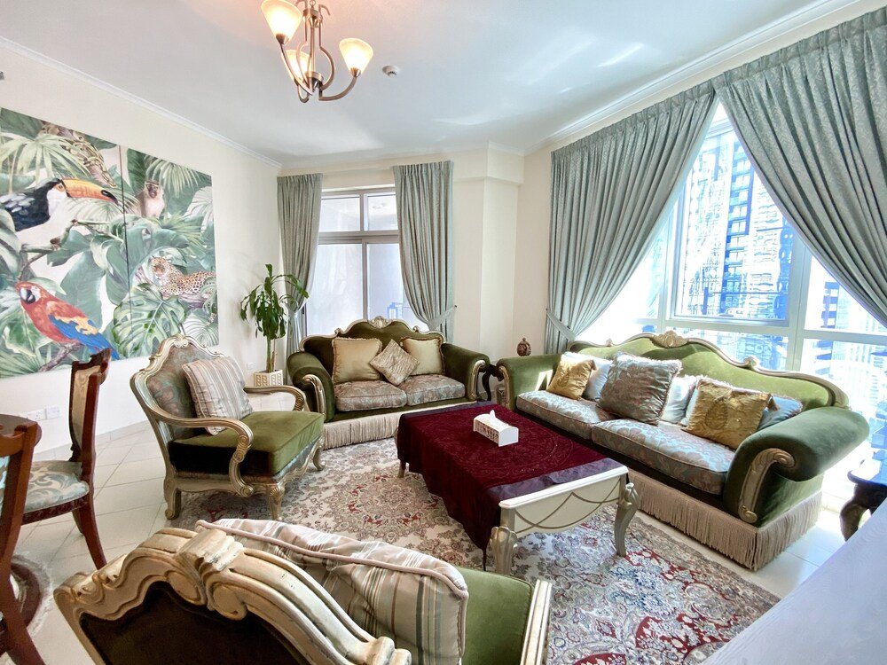 Дубай: Luxury 2BR Apartment with partial Marina views