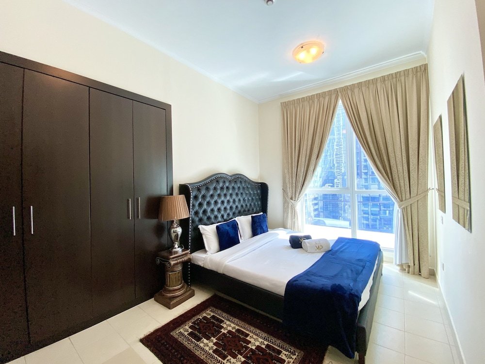 Дубай: Luxury 2BR Apartment with partial Marina views