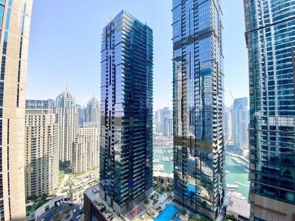 Дубай: Luxury 2BR Apartment with partial Marina views