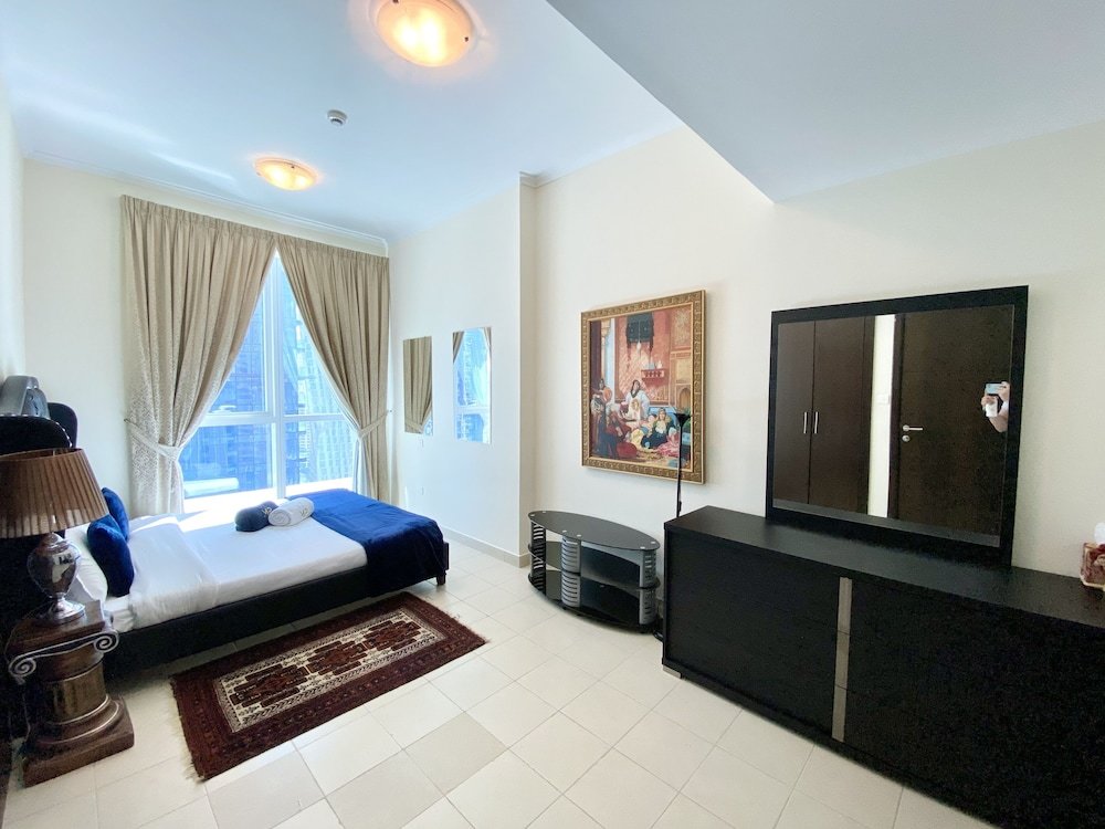 Дубай: Luxury 2BR Apartment with partial Marina views
