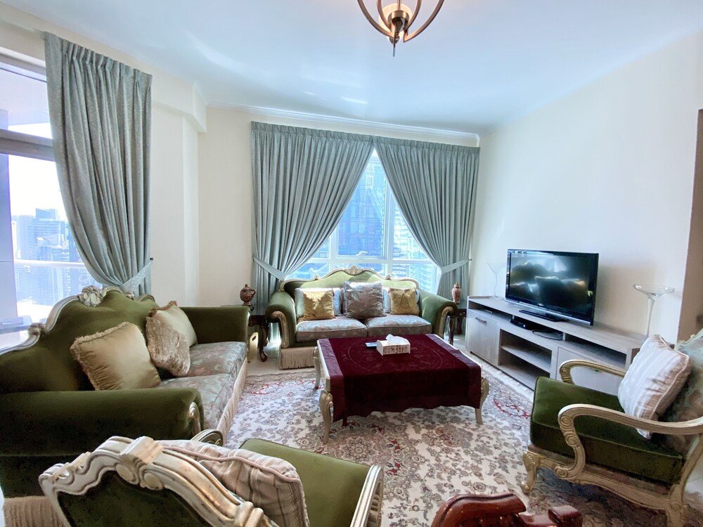 Дубай: Luxury 2BR Apartment with partial Marina views
