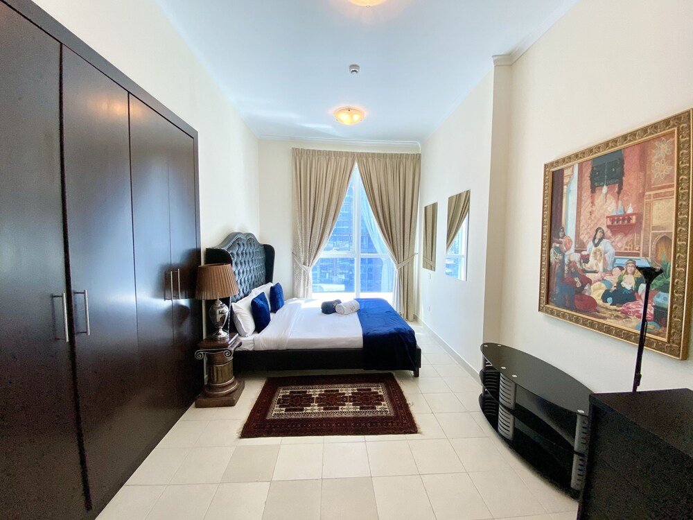 Дубай: Luxury 2BR Apartment with partial Marina views