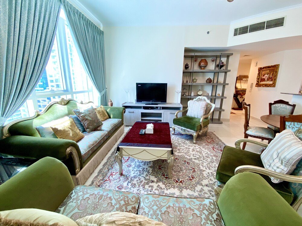Дубай: Luxury 2BR Apartment with partial Marina views