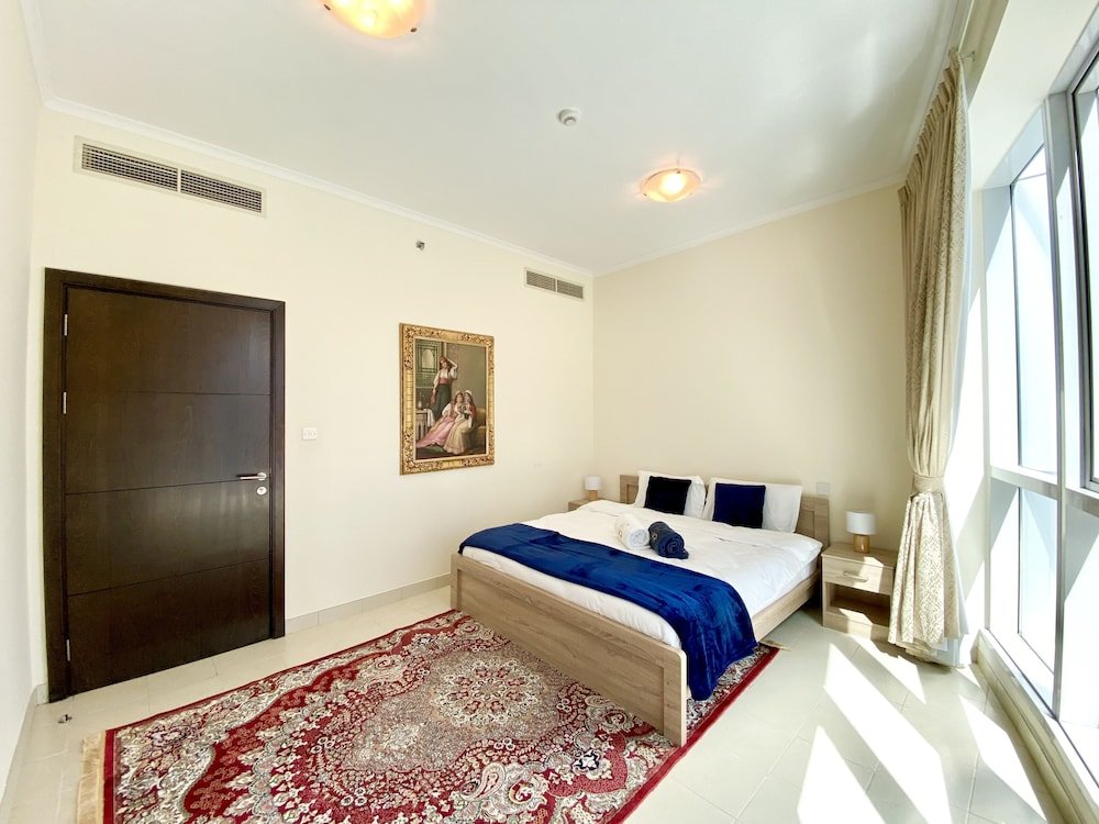 Дубай: Luxury 2BR Apartment with partial Marina views