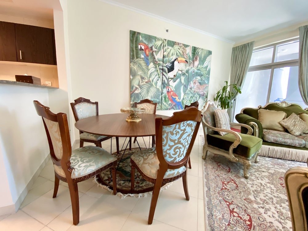 Дубай: Luxury 2BR Apartment with partial Marina views