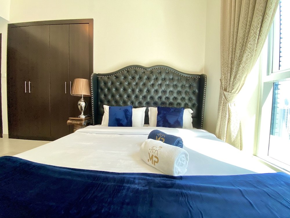 Дубай: Luxury 2BR Apartment with partial Marina views