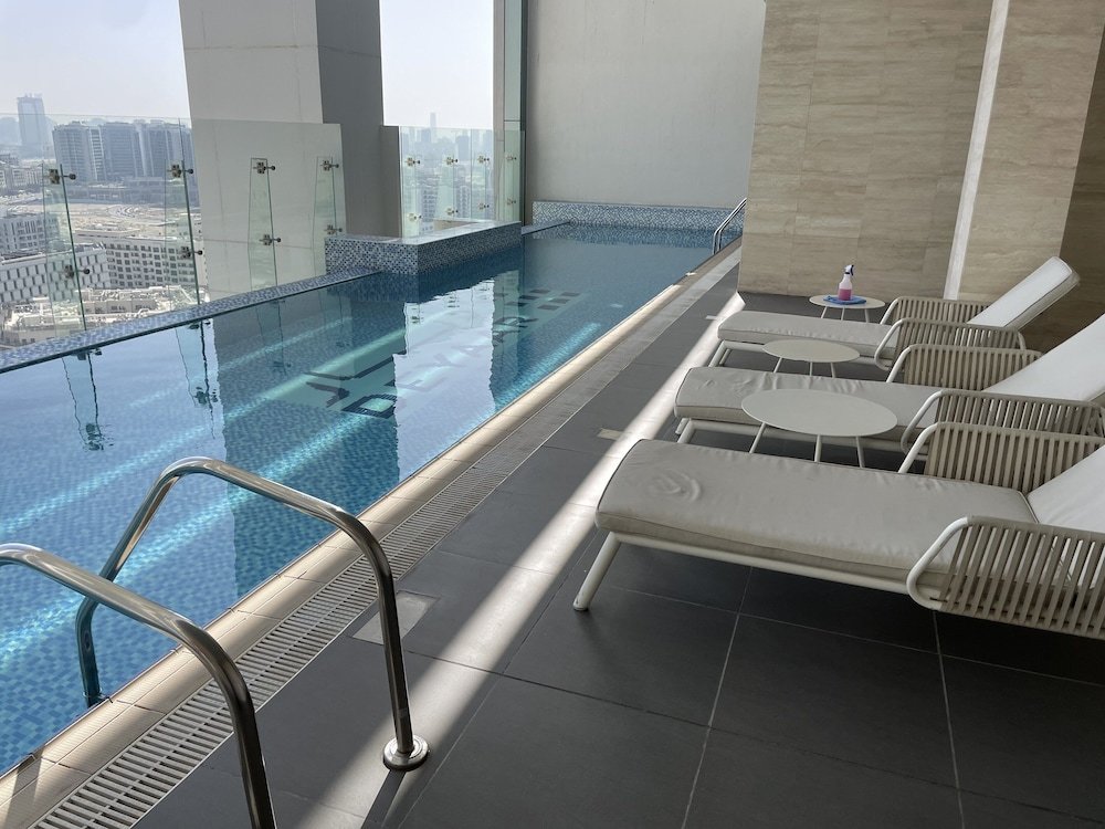 Дубай: Luxurious and Spacious One-bedroom Apartment in the Heart of Dubai