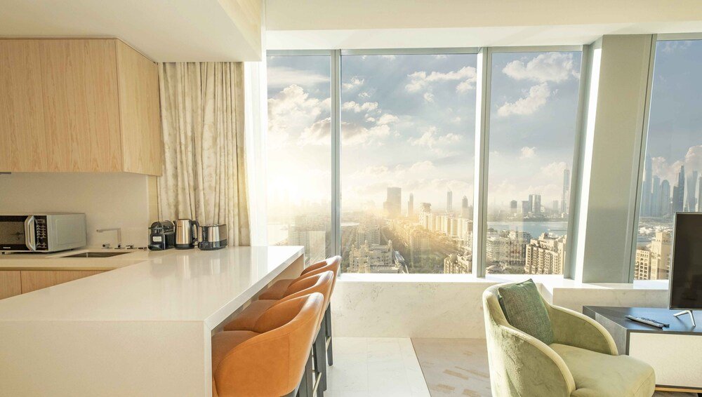 Дубай: LUX Iconic Views at Palm Tower Suite 2