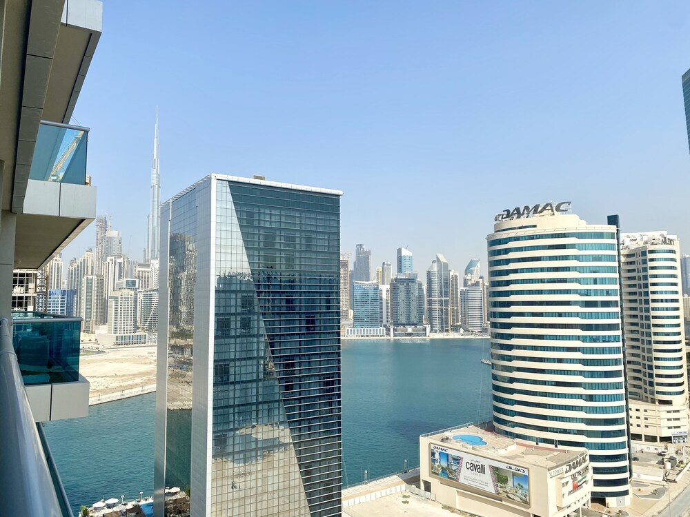 Дубай: Marco Polo - Elegant Studio with Burj Khalifa Views & Balcony