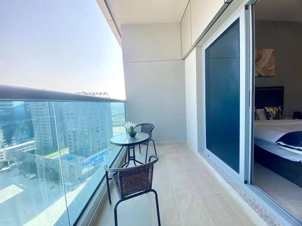 Дубай: Marco Polo - Elegant Studio with Burj Khalifa Views & Balcony