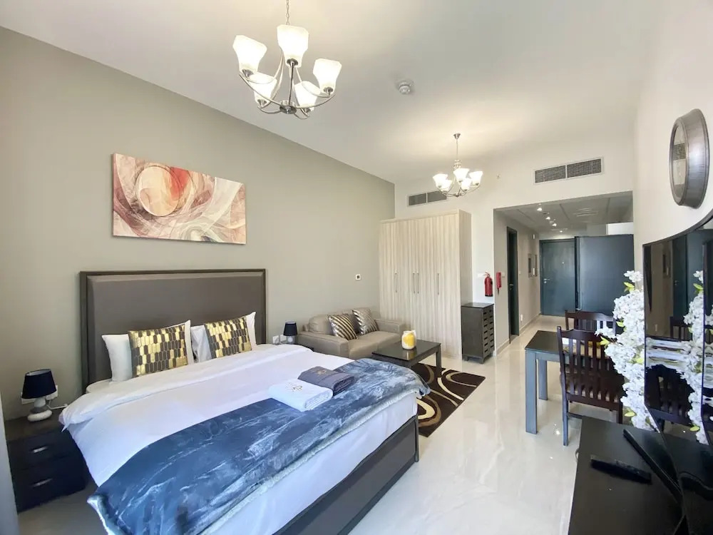Дубай: Marco Polo - Elegant Studio with Burj Khalifa Views & Balcony