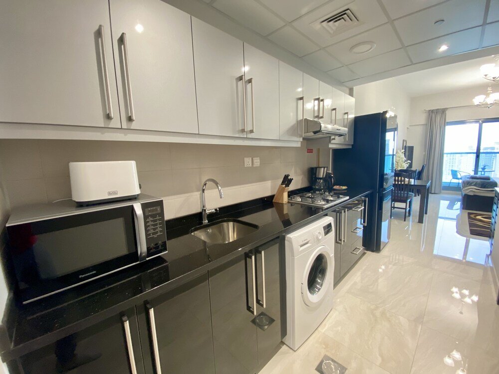 Дубай: Marco Polo - Elegant Studio with Burj Khalifa Views & Balcony
