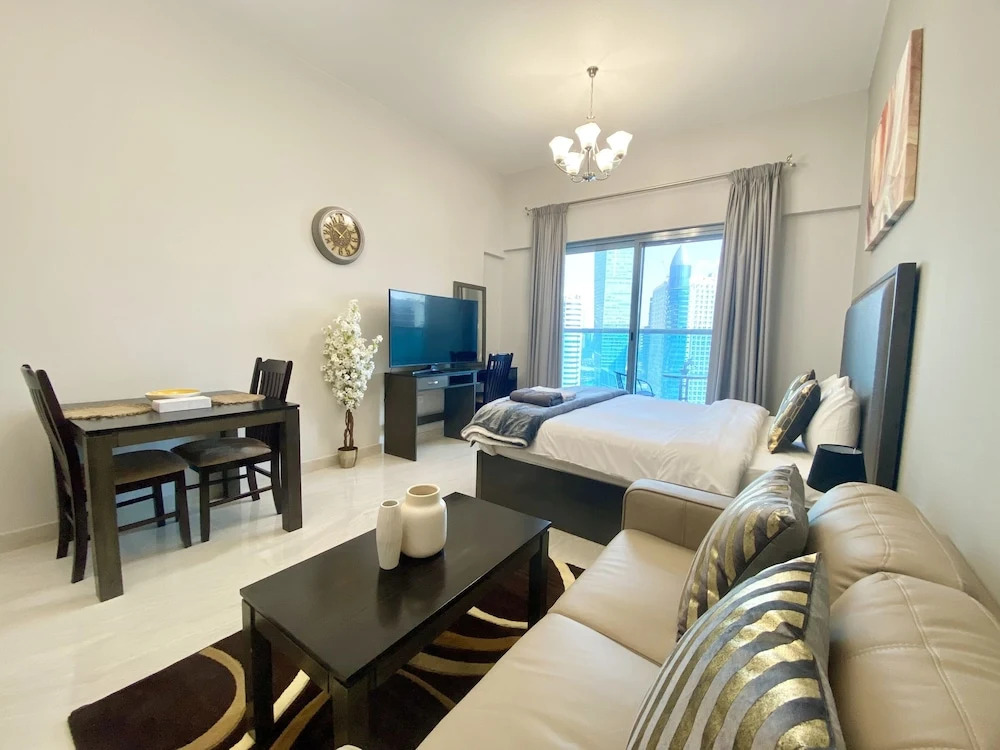 Дубай: Marco Polo - Elegant Studio with Burj Khalifa Views & Balcony
