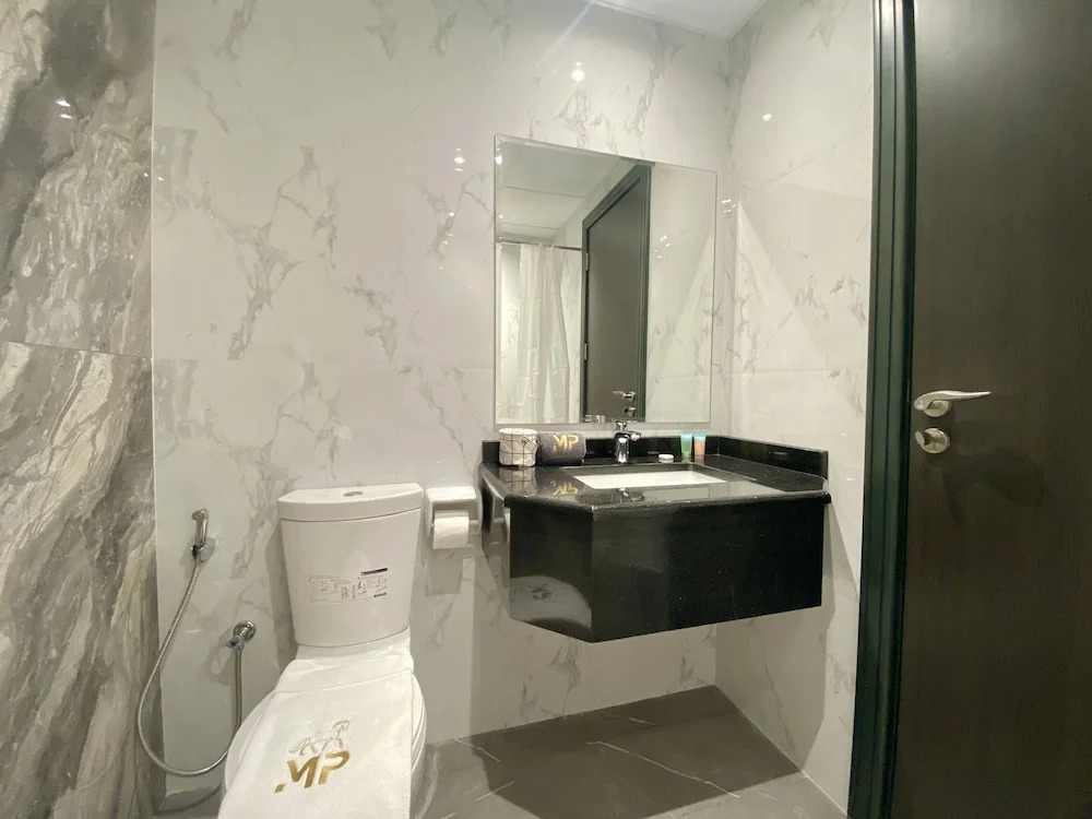 Дубай: Marco Polo - Elegant Studio with Burj Khalifa Views & Balcony