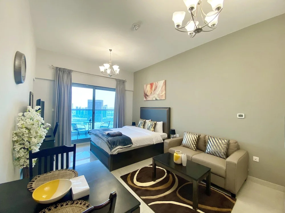 Дубай: Marco Polo - Elegant Studio with Burj Khalifa Views & Balcony