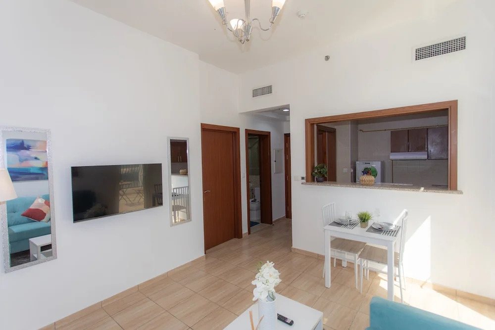 Дубай: Stylish flat aerial view & pool