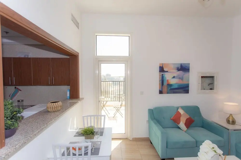 Дубай: Stylish flat aerial view & pool