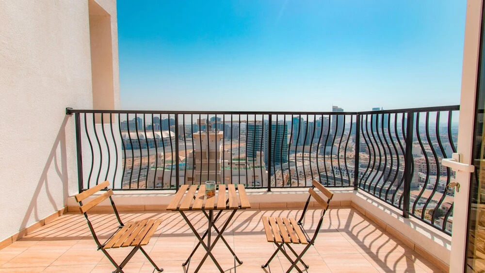 Дубай: Stylish flat aerial view & pool