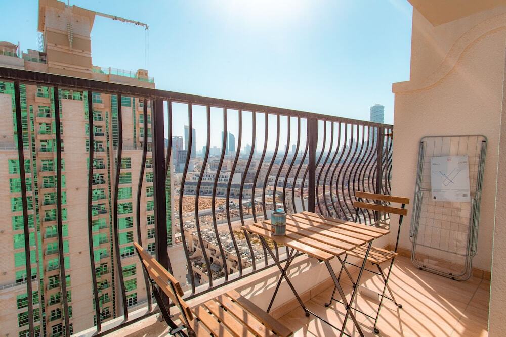 Дубай: Zen studio with panorama city views