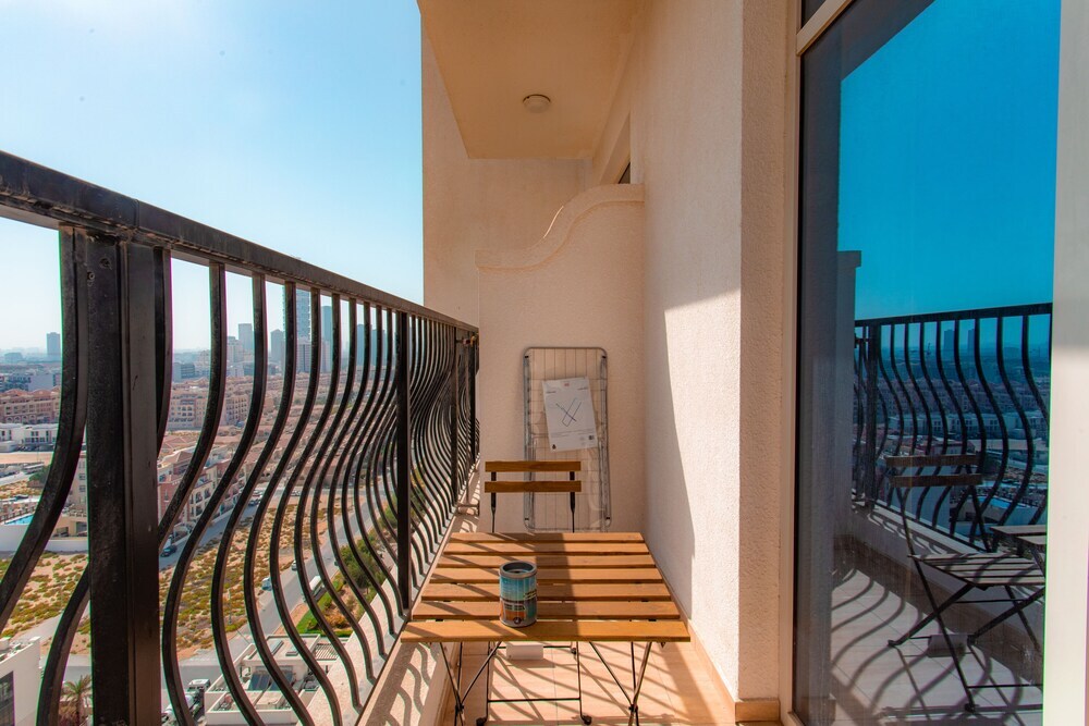 Дубай: Travertine studio with stadium views