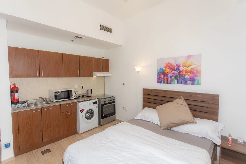 Дубай: Secluded studio steps from sports city