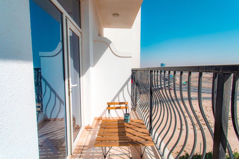 Дубай: Secluded studio steps from sports city