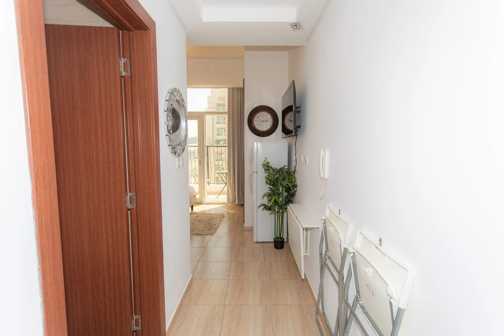 Дубай: Secluded studio steps from sports city