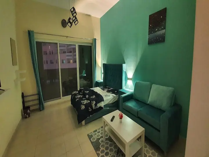 Дубай: Stunning Furnished Studio Apartment in the Heart of Dubai