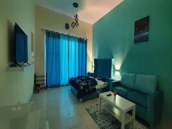 Дубай: Stunning Furnished Studio Apartment in the Heart of Dubai