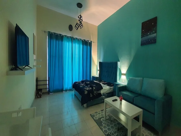 Дубай: Stunning Furnished Studio Apartment in the Heart of Dubai
