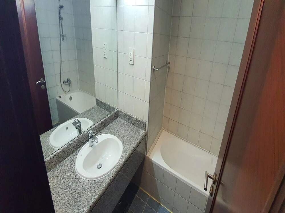 Дубай: Stunning Furnished Studio Apartment in the Heart of Dubai
