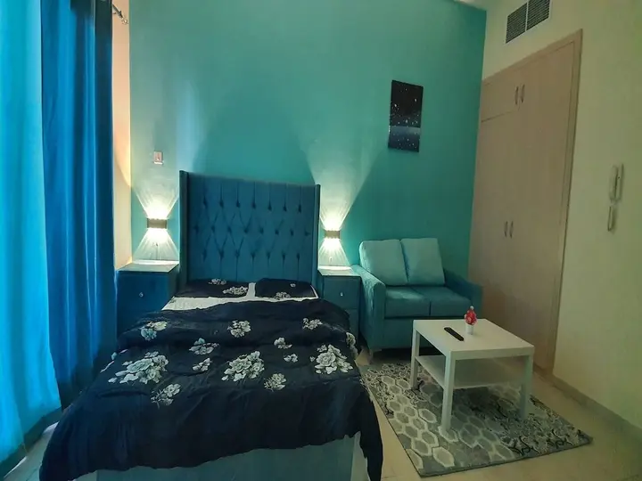 Дубай: Stunning Furnished Studio Apartment in the Heart of Dubai