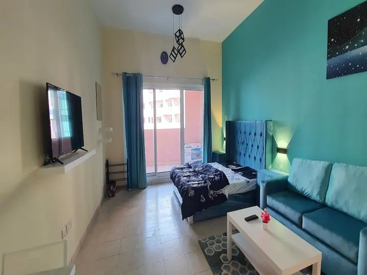 Дубай: Stunning Furnished Studio Apartment in the Heart of Dubai