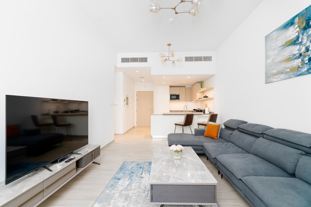 Дубай: Whitesage - Chic Home in the Heart of JVC with Designer Pool