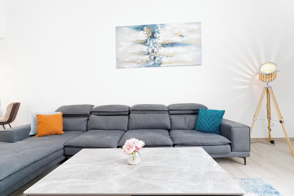 Дубай: Whitesage - Chic Home in the Heart of JVC with Designer Pool