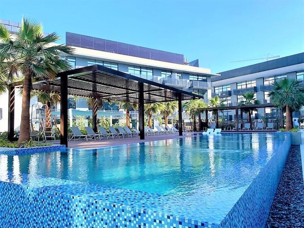 Дубай: Whitesage - Chic Home in the Heart of JVC with Designer Pool