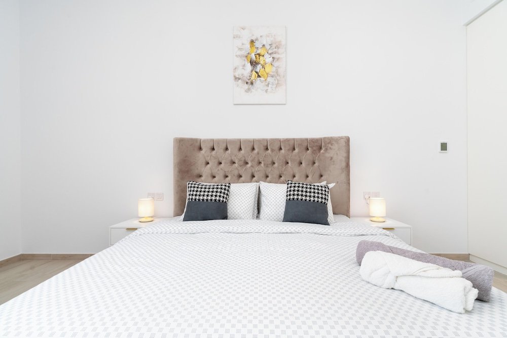 Дубай: Whitesage - Chic Home in the Heart of JVC with Designer Pool